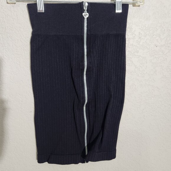 Simple Skirt Womens Size 30 Black Ribbed Knit Mini Heart Goth Witch - Picture 1 of 7
